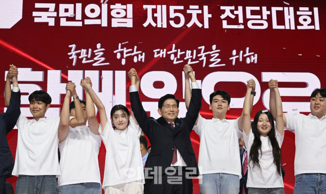 청년들과 함께 기쁨을 나누는 김문수 후보 