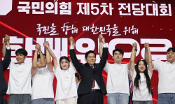 [포토]청년들과 함께 기쁨을 나누는 김문수 후보                                                                                                                                                           