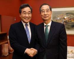 [포토]이낙연 전 총리와 회동하는 한덕수 예비후보                                                                                                                                                         