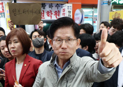 &quot;폭싹 속았수다?&quot;...김문수, 일정 중단 전 &apos;&apos;엄지 척&apos;&apos; 든 손팻말