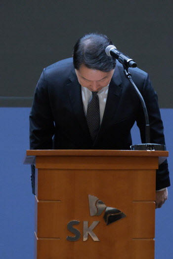 고개숙인 최태원…“위약금 면제, 형평성과 법적 검토 필요”