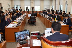 민주당, ‘허위사실공표죄 축소’ 단독 처리…국힘 “李 면소 입법” 반발