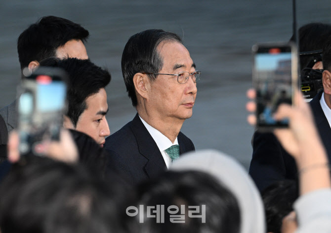 이동하는 한덕수 무소속 대선 예비후보