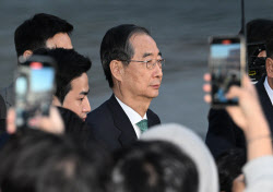 [포토]이동하는 한덕수 무소속 대선 예비후보                                                                                                                                                              