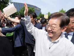 이재명 ‘투 트랙’ 노인공약…“노인 일자리 권장·돌봄 국가책임제”(상보)