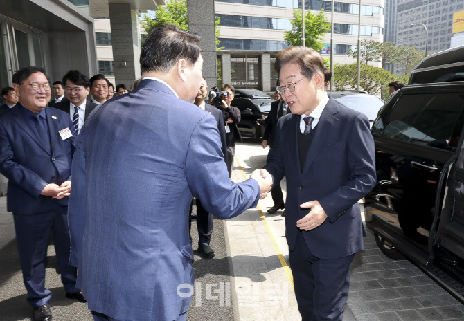 이재명 더불어민주당 대선후보와 인사 나누는 최태원 회장