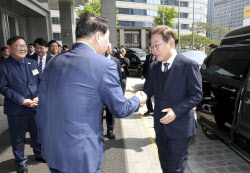 [포토]이재명 더불어민주당 대선후보와 인사 나누는 최태원 회장                                                                                                                                            
