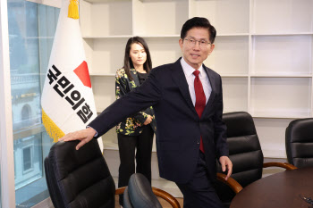 [단독]‘단일화 갈등’ 김문수, 직접 ‘대선후보 지위 인정’ 가처분 신청