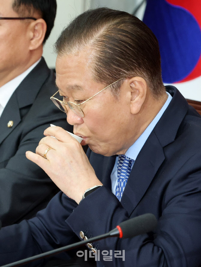 물 마시는 권영세 국민의힘 비대위원장                                                                                                                                                              
