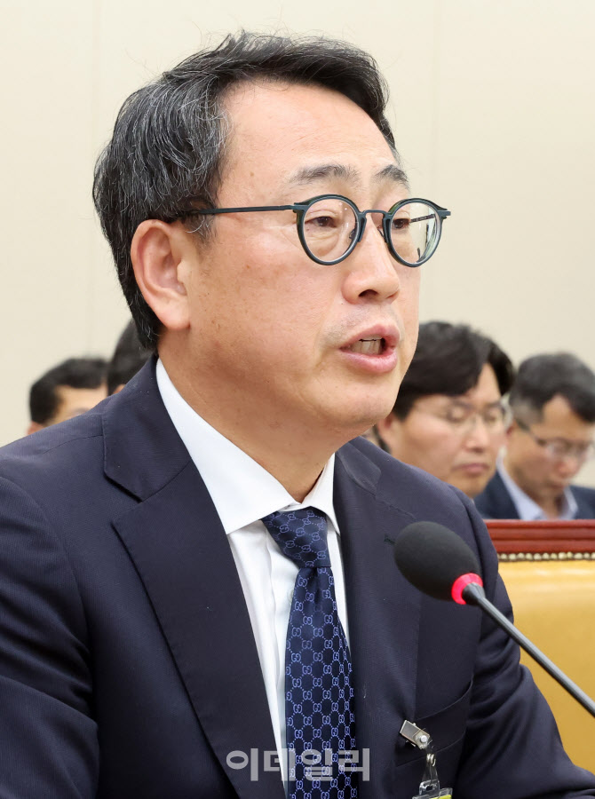 의원들 질의에 답하는 유영상 SKT 대표                                                                                                                                                              