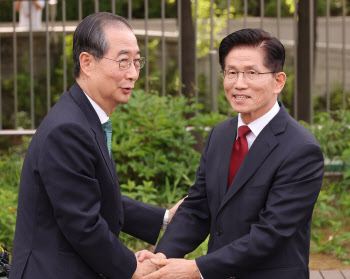 [속보]김문수 “한덕수, 경선 안 하고 나타나서 단일화하자고 하냐”