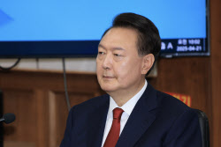 尹, 12일 재판 출석 모습 공개…법원, '지상 출입' 결정