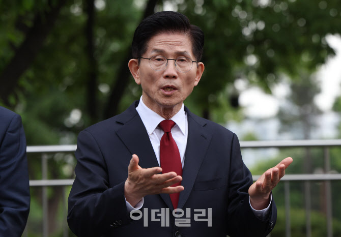질의에 답하는 김문수                                                                                                                                                                              