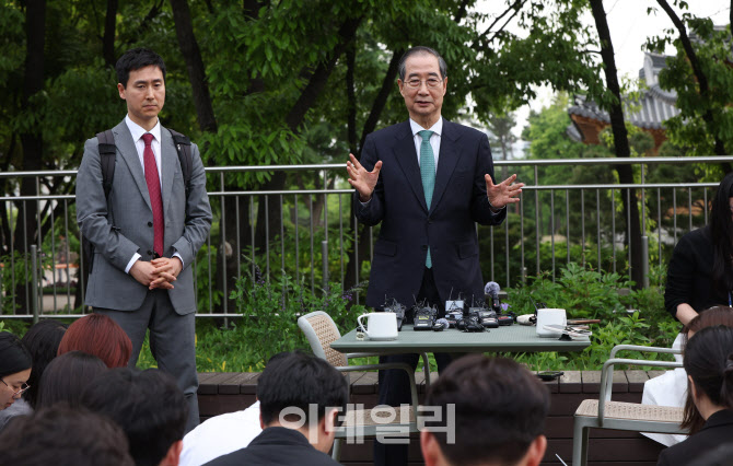 회동 마치고 질의에 답하는 한덕수 무소속 대선 예비후보                                                                                                                                             