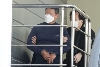 대낮 법원 앞 흉기 살해 유튜버…법정서 