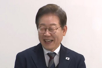 “강제 결혼도 아니고 강제 단일화는 좀”…웃참 실패한 이재명