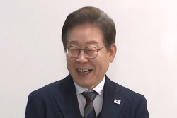 “강제 결혼도 아니고 강제 단일화는 좀”…웃참 실패한 이재명