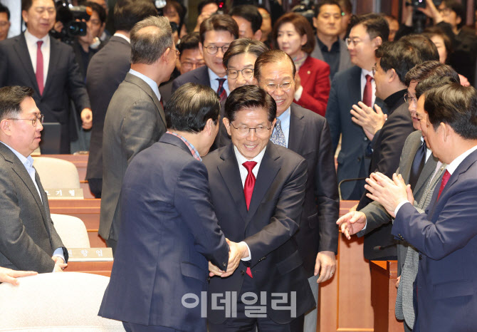 '박수받으며 의원총회 참석하는 김문수'                                                                                                                                                   