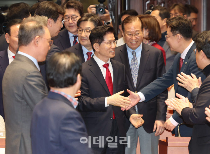 의원총회, '박수 받는 김문수'                                                                                                                                                            