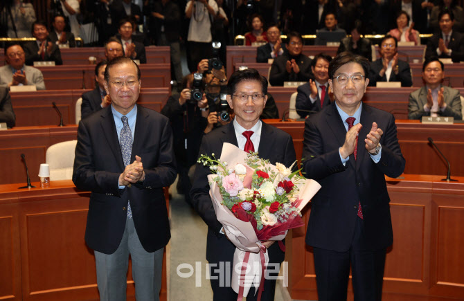 의원총회, '꽃다발 받은 김문수'                                                                                                                                                          