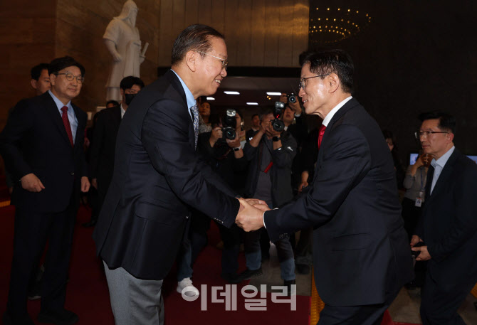 의원총회, '김문수 후보 마중 나온 권영세 비대위원장'                                                                                                                                     