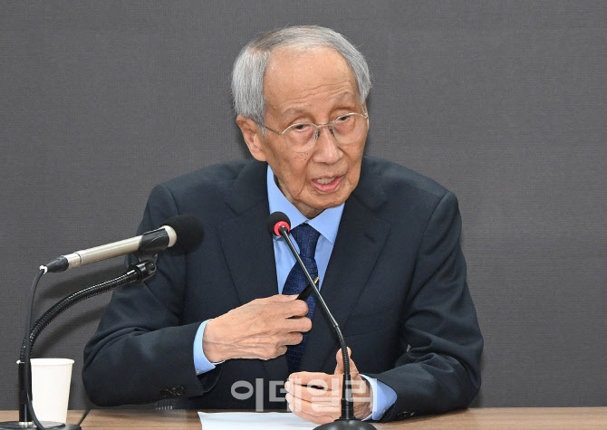 윤여준 "尹 3년은 최악 암흑기…李는 시대가 요구하는 인물"