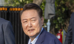 '내란수괴 혐의' 尹 포토라인 선다…法, 지하 출입 불허