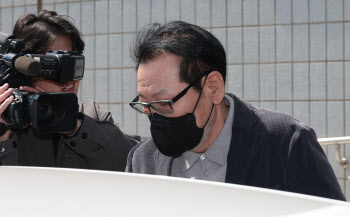 `尹 부부 커넥션` 중심에 선 `건진법사' 전성배, 오늘 2차 공판