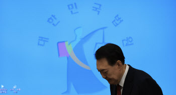 [속보]윤석열, 일반 피고인 통로로 법정 출석…질문엔 침묵