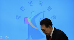[속보]윤석열, 일반 피고인 통로로 법정 출석…질문엔 침묵