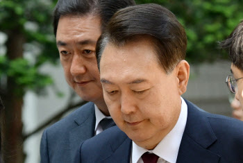 윤 전 대통령, 질문에 '묵묵부답'…빠른 걸음으로 법정 향해
