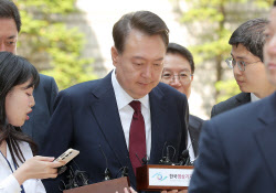 윤 전 대통령, 질문에 '묵묵부답'…빠른 걸음으로 법정 향해
