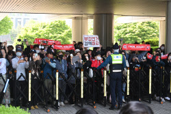 [포토] 윤석열 연호하는 지지자들                                                                                                                                                                         