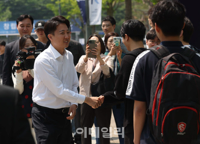 이준석, '연세대 학생들과 인사'