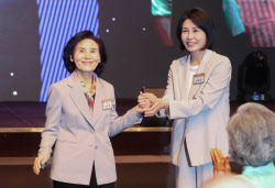 김혜경·설난영 여사, 선거운동 첫날 조계종 행사서 손 잡아