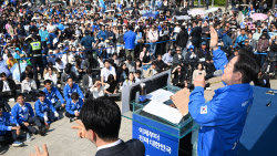 이재명, ‘빨강·파랑’ 섞인 운동화 신었다…“국민 자부심 지킬 것”