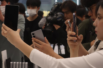 '쿠크다스보다 얇은' 갤럭시 S25 엣지…애플보다 앞서 초슬림폰 선점