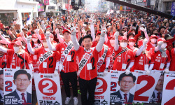 [포토]'김문수 지지 호소하는 선거 운동원들'                                                                                                                                                    