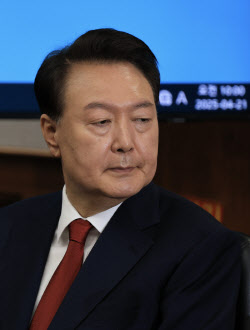 또 나온 '대통령 자진탈당설'...버틴 박근혜, 윤석열은?