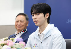 [포토]차준환, 피겨 선수 첫 실업팀 입단