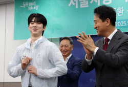 [포토]서울시청 피겨팀 유니폼 입는 차준환