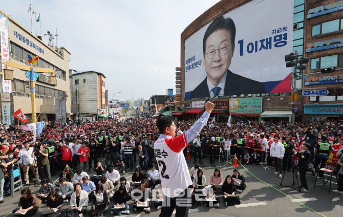 '밀양 시민들에게 지지 호소하는 김문수'                                                                                                                                                  