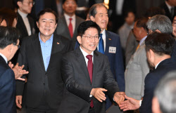 [포토]인사 나누는 김문수 국민의힘 대선후보                                                                                                                                                              