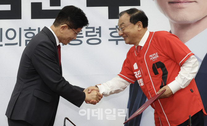 김문수 후보, 이정현 공동선대위원장과 악수 