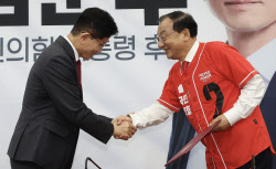 [포토]김문수 후보, 이정현 공동선대위원장과 악수                                                                                                                                                         