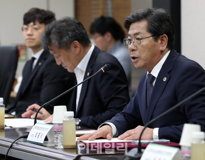  생산·수출 자문하는 최흥식 한국후계농업경영인중앙연합회장