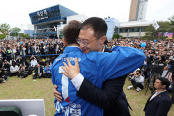 [속보]이재명 포옹한 김상욱 “李, 참된 보수주의자면서 진보주의자”
