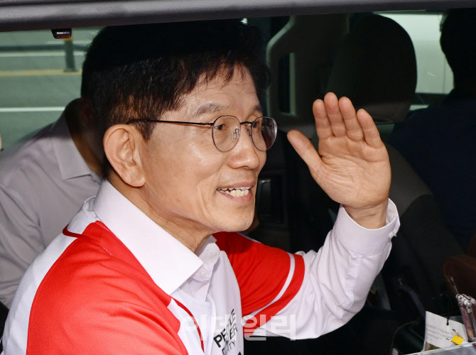 이동하는 김문수 국민의힘 후보                                                                                                                                                                     