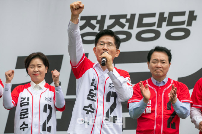 천안 시민들에게 지지 호소하는 김문수 국민의힘 후보                                                                                                                                                