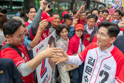 [포토]김문수 대선 후보, 유권자에게 지지 호소                                                                                                                                                            